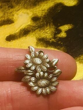 FLOWER POWER Vintage 1990s Bouquet of Daisies Pewter/Steel Lapel Pin